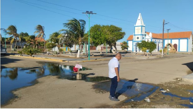 Alcaldía evalúa caso de aguas servidas en la comunidad de Adícora