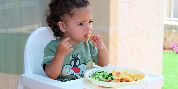 Los alimentos que más producen atragantamientos en los niños y cómo actuar si ocurre