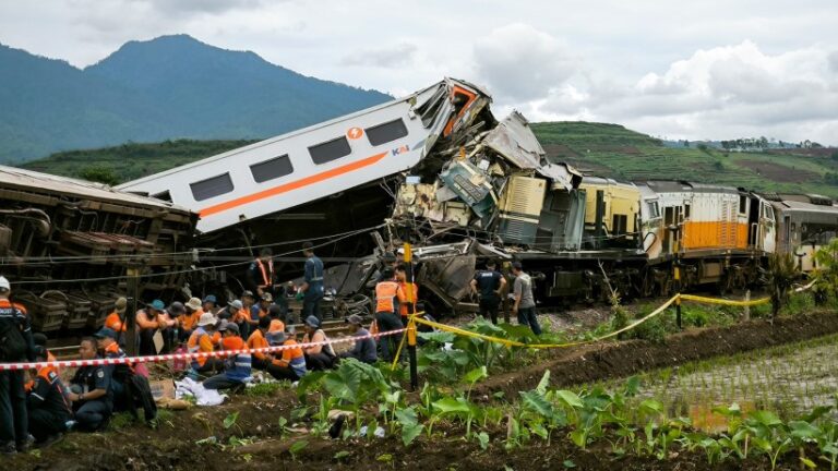 Tres muertos y 28 heridos en colisión de trenes en Indonesia