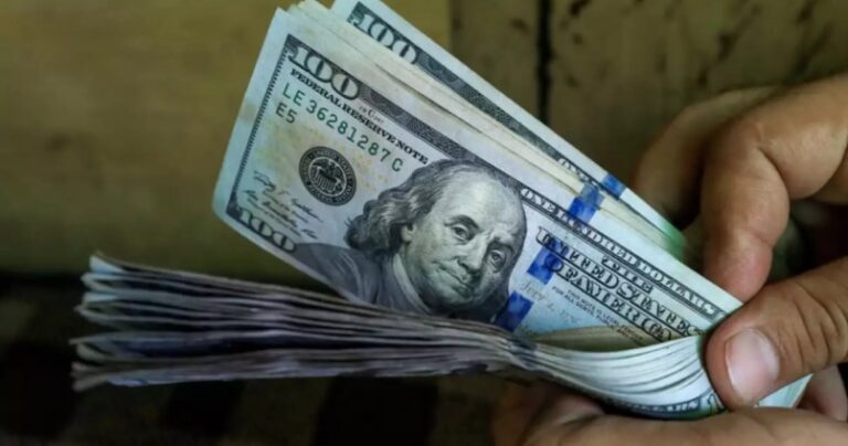 Bolivia mantendrá tipo de cambio frente al dólar pese a la caída de sus reservas