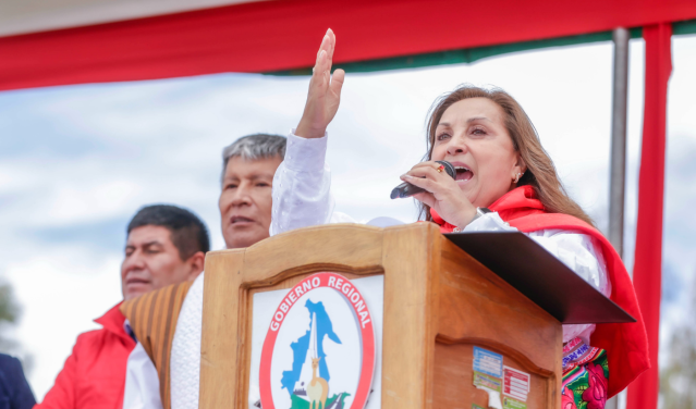 Agreden a presidenta de Perú