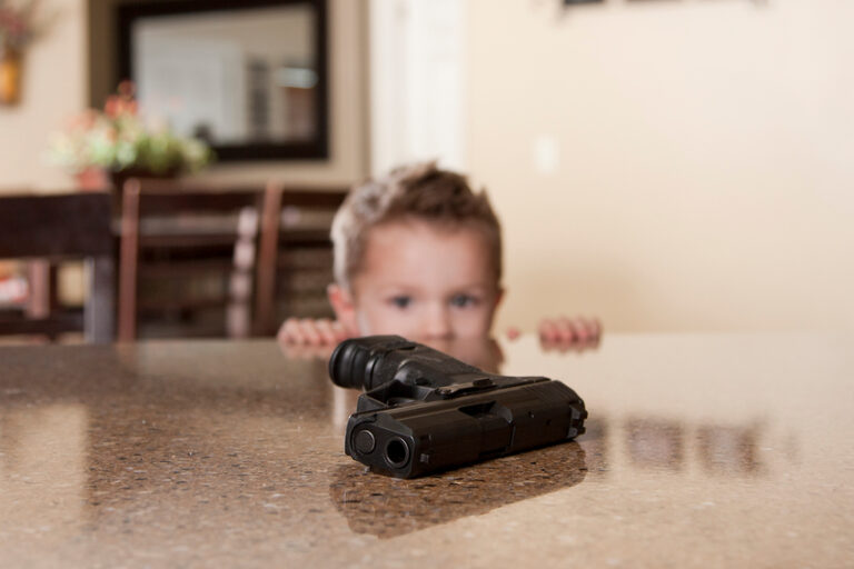 Niño de 5 años se dispara por descuido con el arma de su padre en EEUU