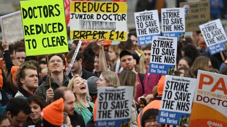 Médicos inician en Inglaterra histórica huelga