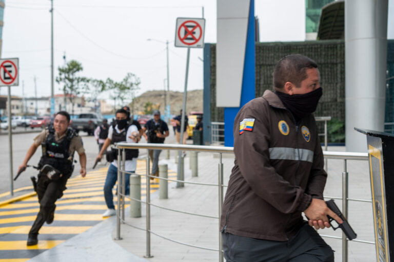 Operativo en Ecuador ha arrojado 70 aprehendidos y más de 15 reos recapturados