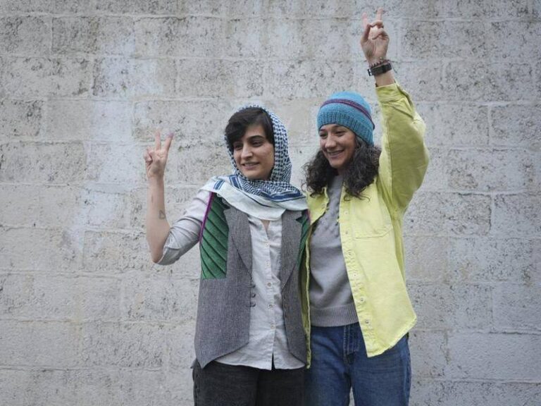 Irán abre nuevas acciones judiciales contra dos periodistas por no usar velo al salir de la cárcel