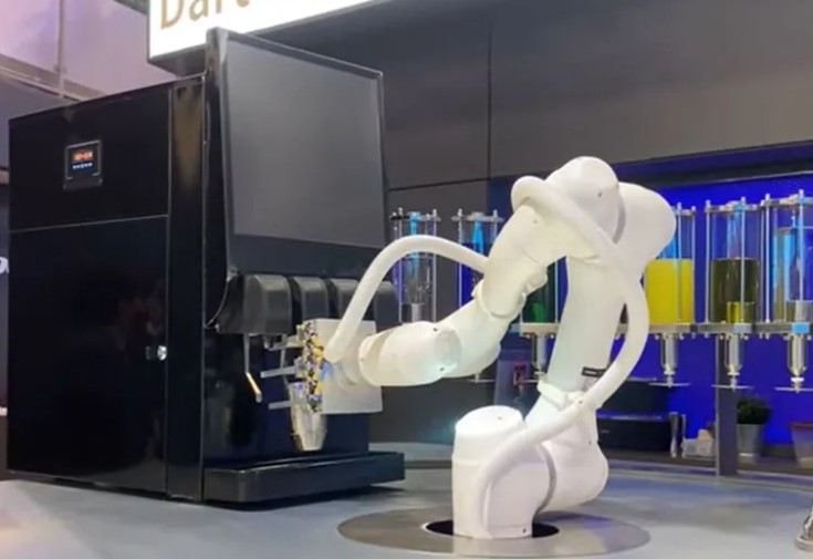 Este es el robot que hace cócteles en función de las emociones de los clientes