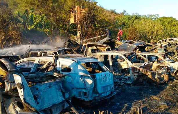  Incendio consumió al menos 70 vehículos en estacionamiento de Aragua