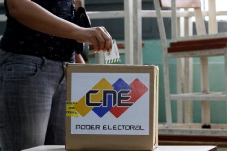 Elecciones presidenciales se realizarían antes de octubre, según Vladimir Villegas