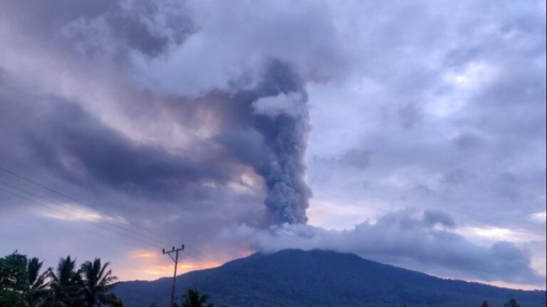 Alerta máxima en Indonesia por la erupción del volcán Lewotobi Laki-Laki