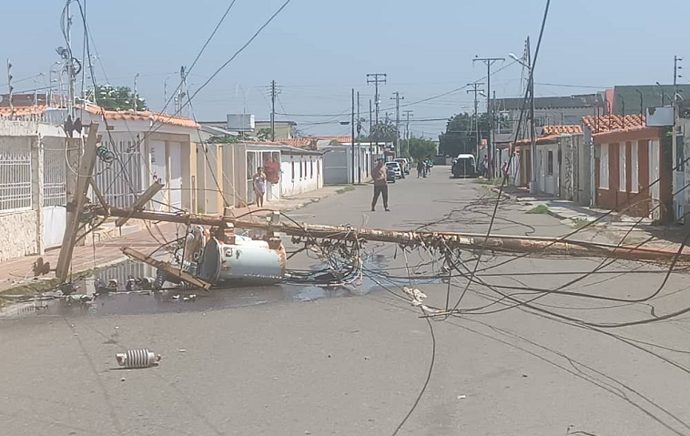 Los Taques| Se cayó un poste con transformadores en San Rafael