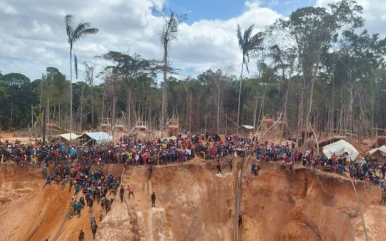 Al menos 70 personas se encuentran tapiadas tras derrumbe de mina de oro en Bolívar