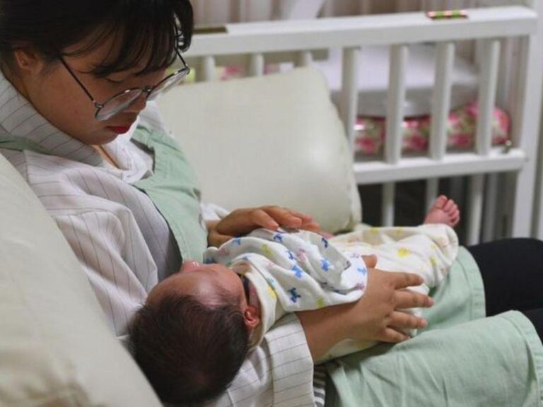 Una empresa de Corea del Sur ofrece pagar a sus trabajadores US$ 75.000 cada vez que tengan un bebé
