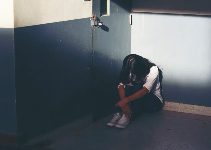 Italia| Siete jóvenes violaron a una adolescente de 13 años frente a su novio