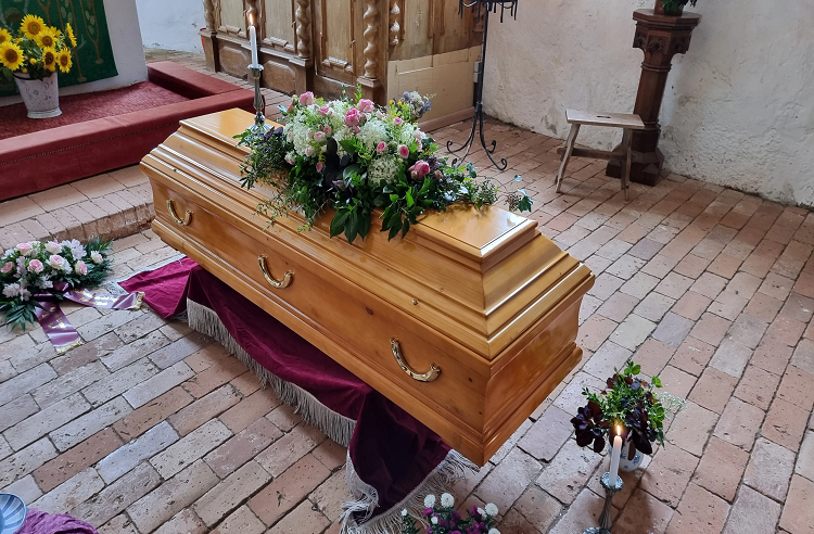 La declaran muerta, pero despierta en el coche fúnebre antes de llegar al crematorio