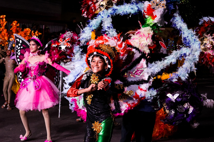 Desfile de Carnaval en Punto Fijo cubrió expectativas de los paraguaneros