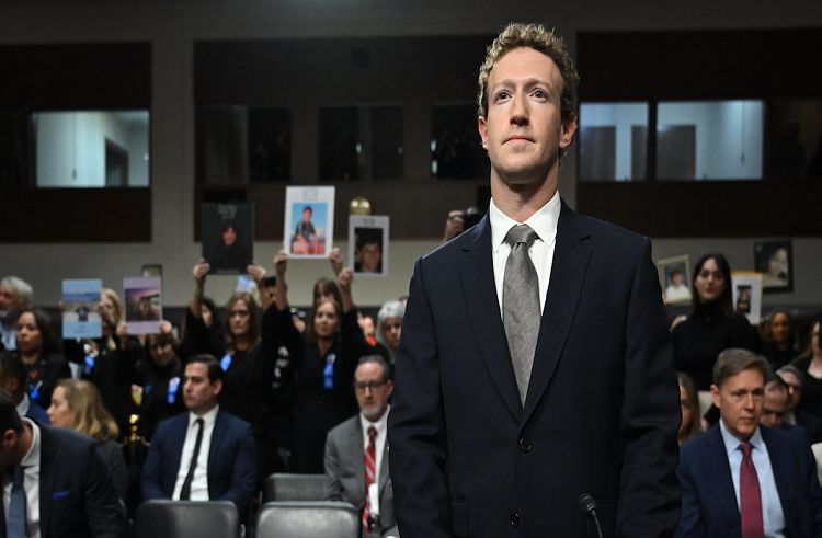 Mark Zuckerberg se disculpa con familias por los daños causados en redes sociales