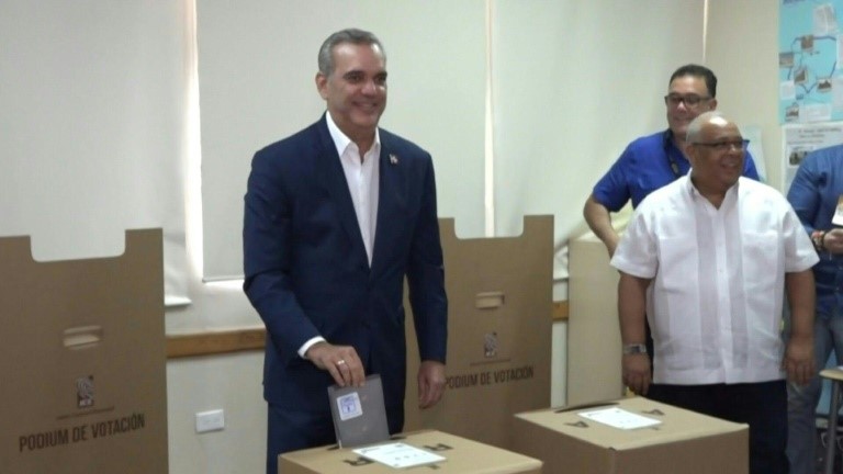El partido del presidente dominicano declara el “triunfo” en las municipales y acaricia la reelección