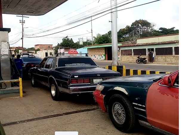 Transportistas comienzan a surtir combustible en el municipio Falcón