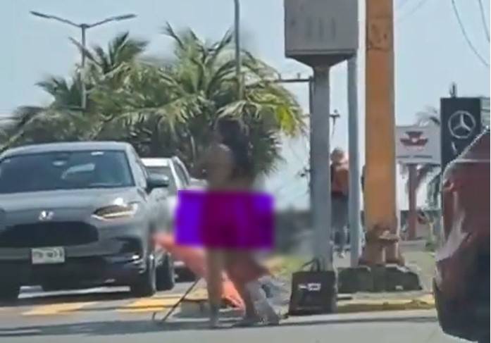 En video: Una mujer se desnudó y cambió de ropa en plena vía pública
