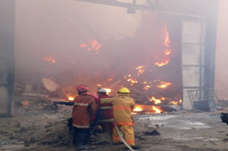 En imágenes: Incendio de galpón en La Yaguara aún permanece activo