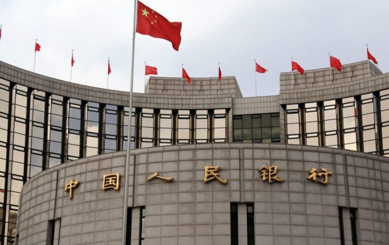 El banco central de China reduce un tipo de interés clave para impulsar la economía
