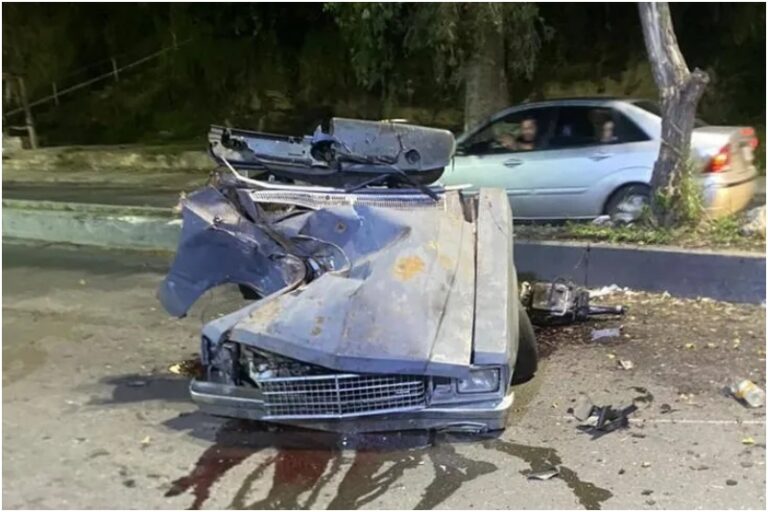 Caracas| Sufrió lesiones menores un accidente casi mortal: El carro se partío en dos
