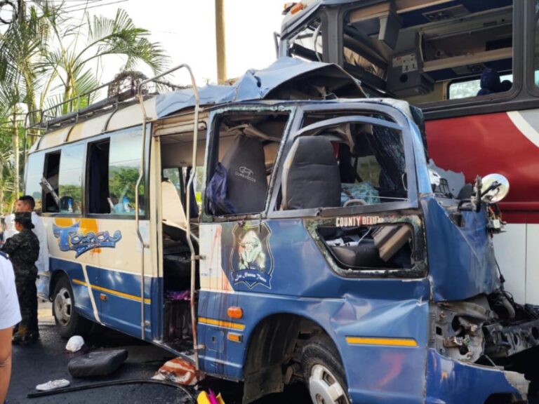Al menos 17 muertos al chocar dos autobuses en una ruta de Honduras