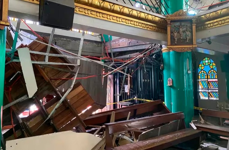 Una muerta y decenas de heridos en Filipinas deja el colapso de un balcón en una misa