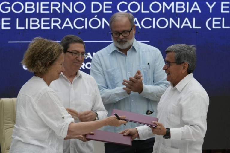 El gobierno de Colombia culpa al ELN por una “crisis innecesaria” en los diálogos de paz