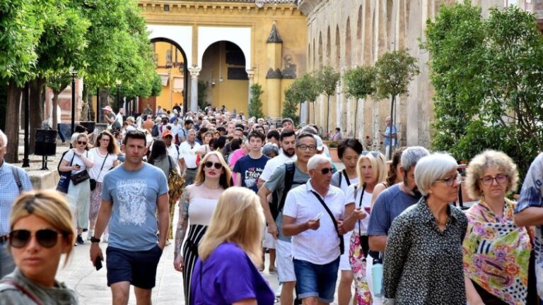 España recibió un récord de 85,1 millones de turistas en 2023