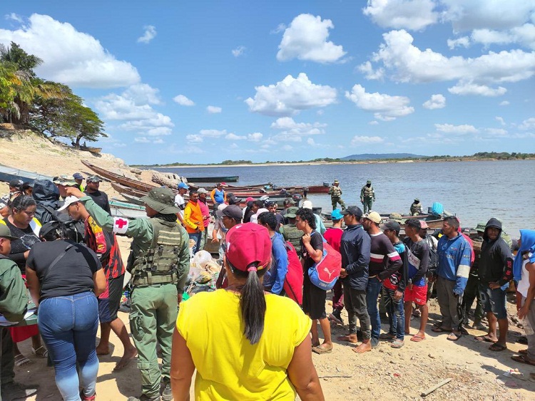 762 mineros ilegales son desalojados de «Bulla loca» en La Paragua