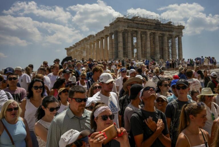 Grecia tuvo en 2023 un récord de turistas extranjeros pese a los incendios