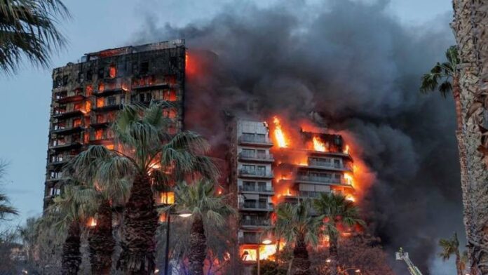 Hallan a una familia calcinada en el edificio que se quemó en España