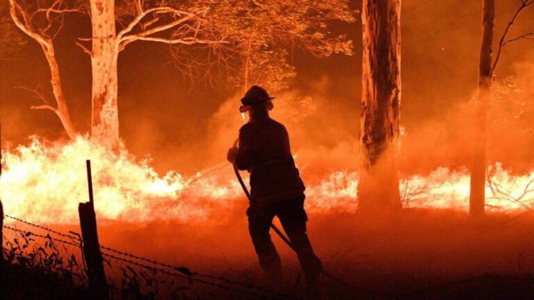 Australia evacua a 30.000 personas por incendios forestales