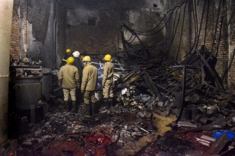 Mueren once personas en un incendio en una fábrica de pintura en India