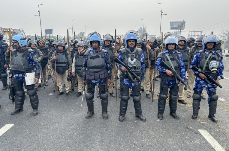 La policía bloquea el ingreso de agricultores manifestantes a la capital de India