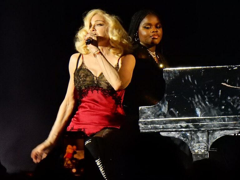 Así fue la caída de Madonna en pleno concierto