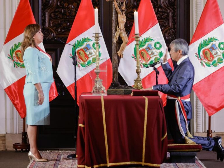Perú nombra a cuatro nuevos ministros, incluido el de Economía, en medio de una recesión