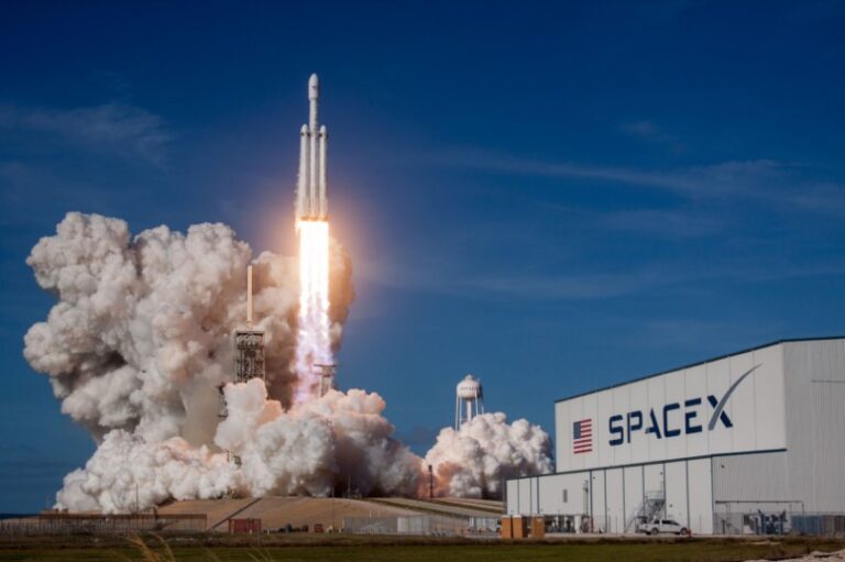 Magnate Elon Musk traslada registro de SpaceX a Texas