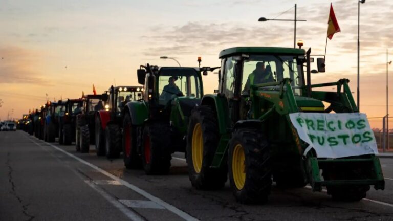 Cientos de tractores convergen en Madrid en una protesta de agricultores
