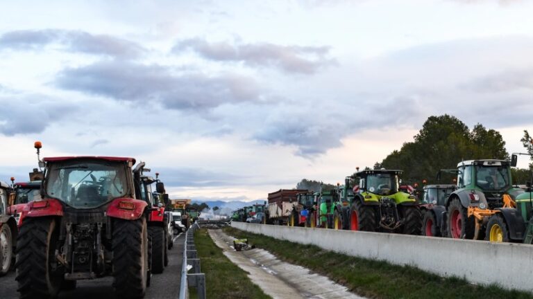 Agricultores españoles cortan carreteras cerca de la frontera con Francia