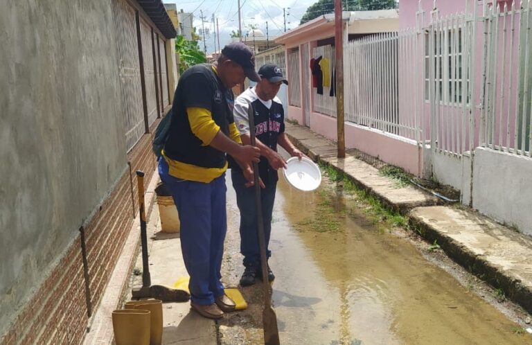 Atienden reporte sobre bote de aguas blancas en la vereda 6 de la prolongación Ampíes