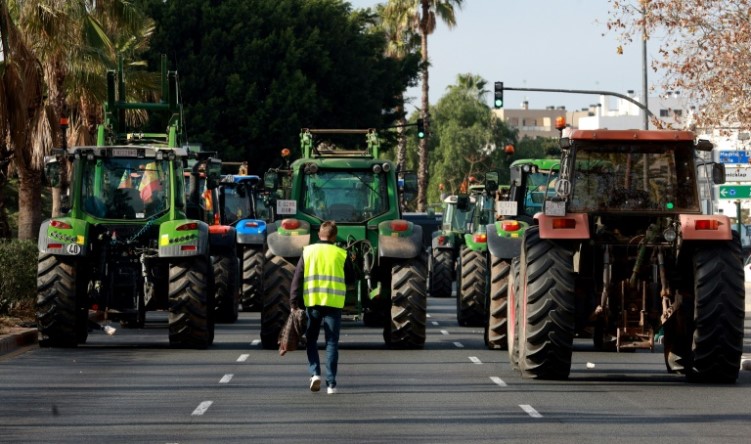 Los agricultores españoles continúan con los bloqueos de carreteras
