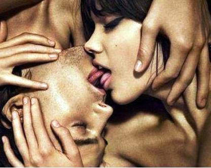 El beso con lengua, es el que más excita a los hombres