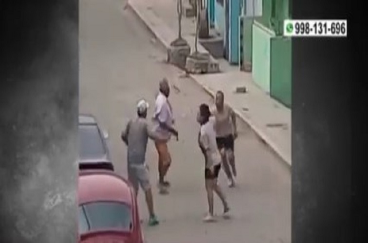 Venezolanos atacan con cuchillos a dos hermanos en vía pública