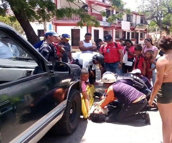 PC auxilia a una mujer lesionada en colisión de moto y camioneta en La Vela
