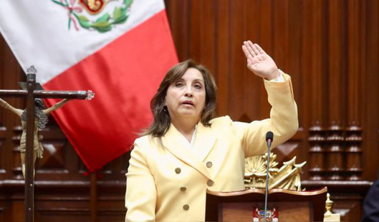 Presentan moción de destitución contra Dina Boluarte en Perú