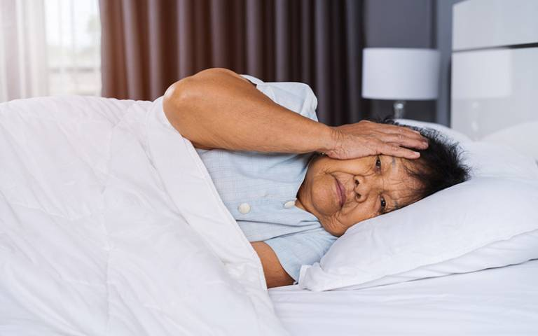 Dormir menos de cinco horas está relacionado con múltiples enfermedades en la vejez