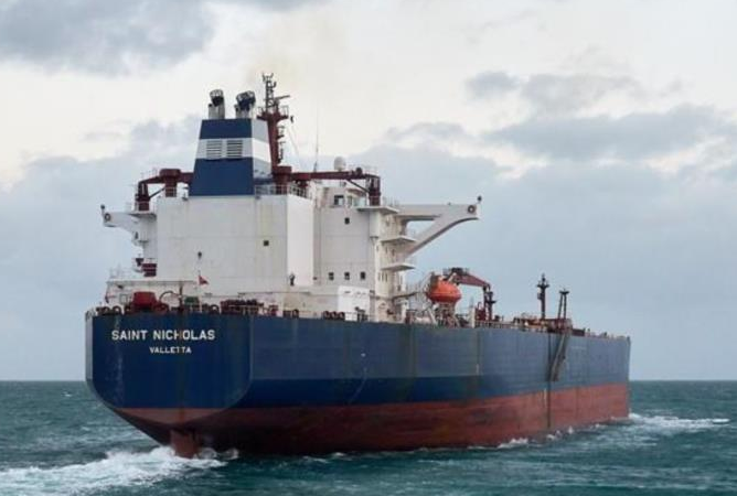 Irán confisca el petróleo “estadounidense” de un buque capturado hace un año