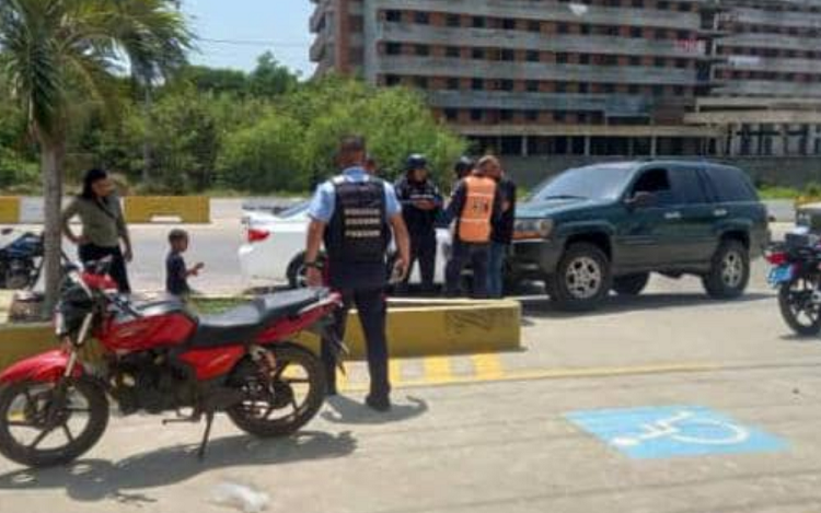 Tres adultos y un niño lesionados en colisión de motos en Tucacas 